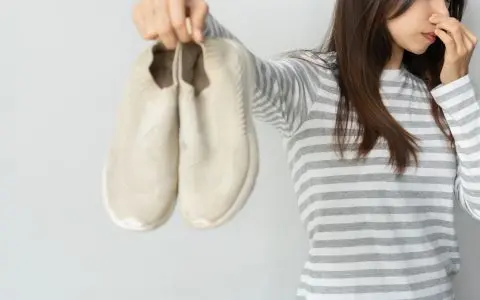 Elimina-el-mal-olor-de-los-zapatos